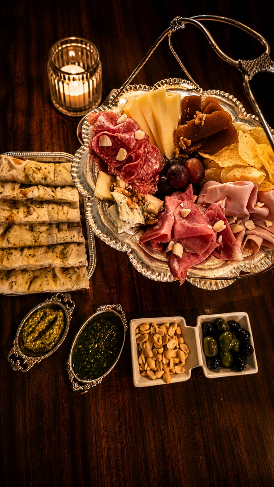 Tabla con focaccia, salami, jamón y membrillo
